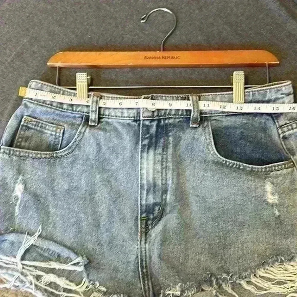 Pretty Little Thing Denim Ripped Jean Short Frayed Bottom. Women’s Size 10 - Picture 4 of 13